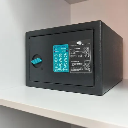 로열 어코모데이션 아파트 *